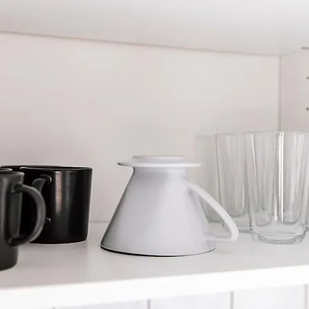 Komplett Neu: 2-zi Zentral Im Altbau. 24h-checkin كيل