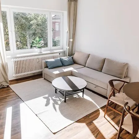 Komplett Neu: 2-zi Zentral Im Altbau. 24h-checkin كيل
