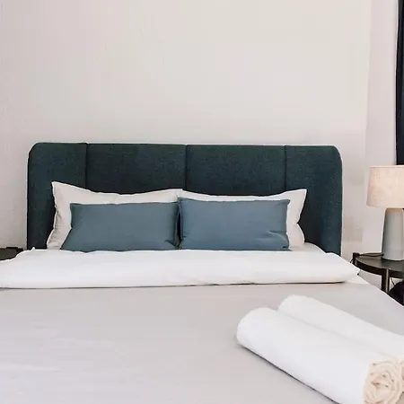 Komplett Neu: 2-zi Zentral Im Altbau. 24h-checkin Apartment *
