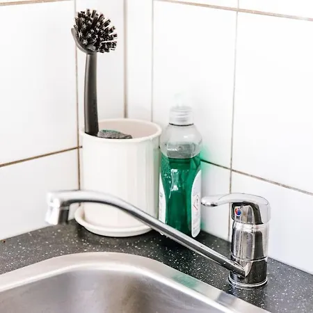 Komplett Neu: 2-zi Zentral Im Altbau. 24h-checkin *