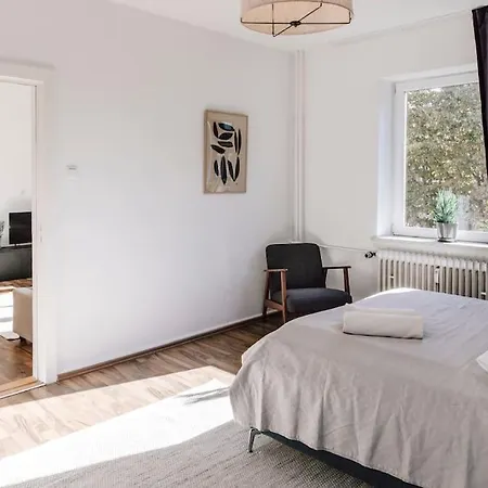 Komplett Neu: 2-zi Zentral Im Altbau. 24h-checkin *